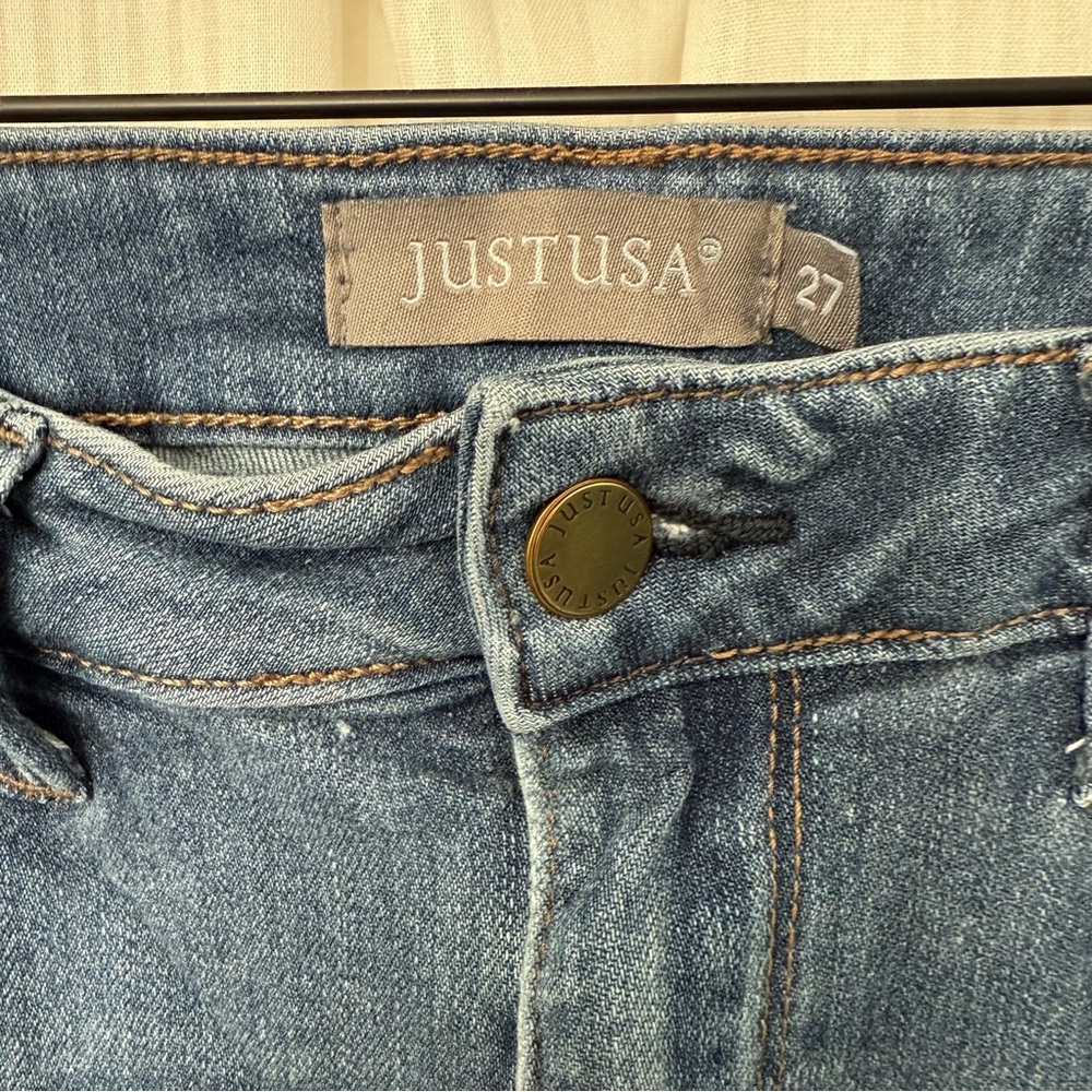 JUST USA Rhea Medium wash mid rise skinny jeans with light distressing - Picture 3 of 5